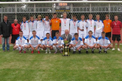 Zwycięska Reprezentacja Małopolski. W górnym rzędzie od lewej: Marek Kusto (trener koordynator MZPN), Jerzy Smoter (I trener), Bartosz Nowakowski, Paweł Stolarski, Bartłomiej Skrobowski, Mateusz Mlostek, Mateusz Zając, Patryk Pilch, Dawid Janczarzyk, Konrad Kołodziej, Przemysław Szarek, Adam Buksa, Marcin Koper, Michał Wiącek (II trener). W dolnym rzędzie od lewej: Kamil Kuczak, Dariusz Porębski, Jakub Dziubas, Krzysztof Szewczyk, Wiesław Gawlik (kierownik reprezentacji), Jakub Bartosz, Jakub Mordec, Piotr Nowak. / fot. MZPN